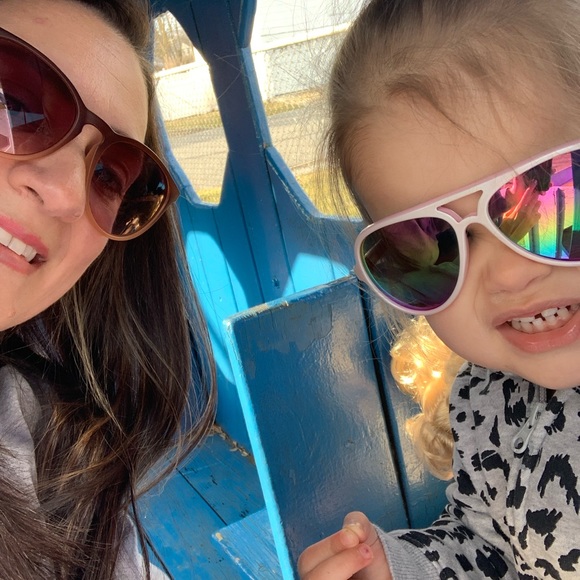 Meet your Posher, Lyndsy - Picture 2 of 2